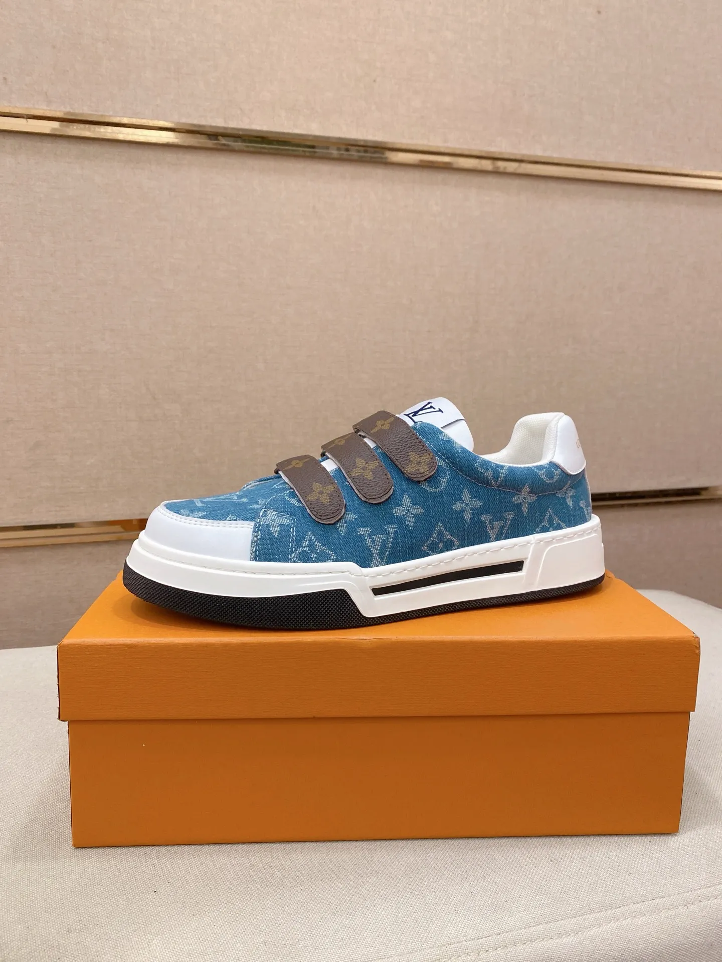 Men's shoes💰 420💰Louis Vuitton (Louis Vuitton/LV) top 🔍🔍 new models are on sale at the same time, the upper 🇮🇹 imported first-layer cowhide from Italy, fully imported sheepskin lining 💪💪, completely 1⃣️ to 1 ⃣️Re-engraved🇮🇹💪💪, ⚠Sole: The original sole is specially provided by the original factory, the exclusive movable molded sole is super comfortable, ⚠The original factory follows the order, 🔍🔍high quality, you can enter and exit the counter at will, welcome to compare⚠. Code number:38-44